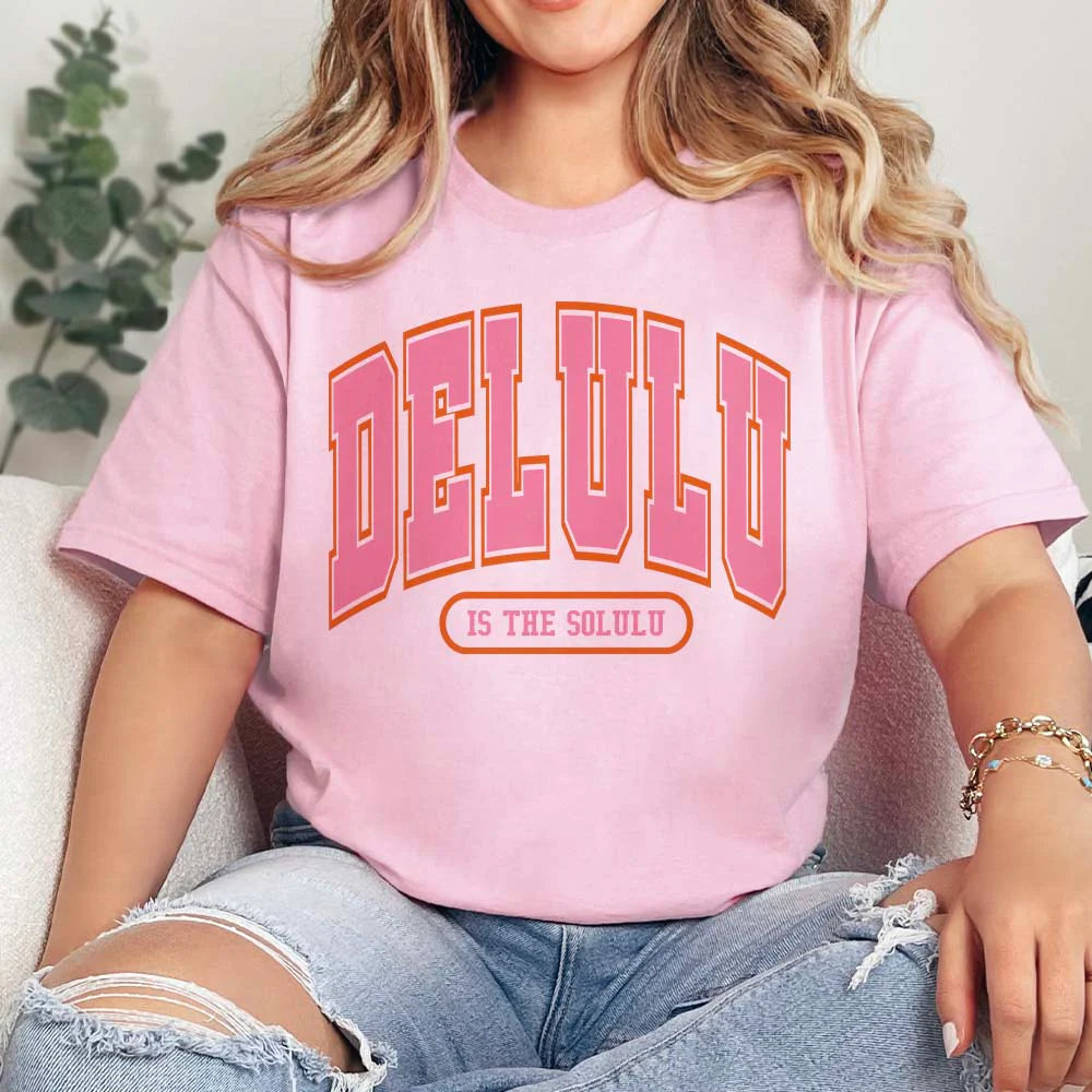 Online Exclusive | Delulu is the Solulu Short Sleeve Graphic Tee in Pink - bestdisneylandrvpark