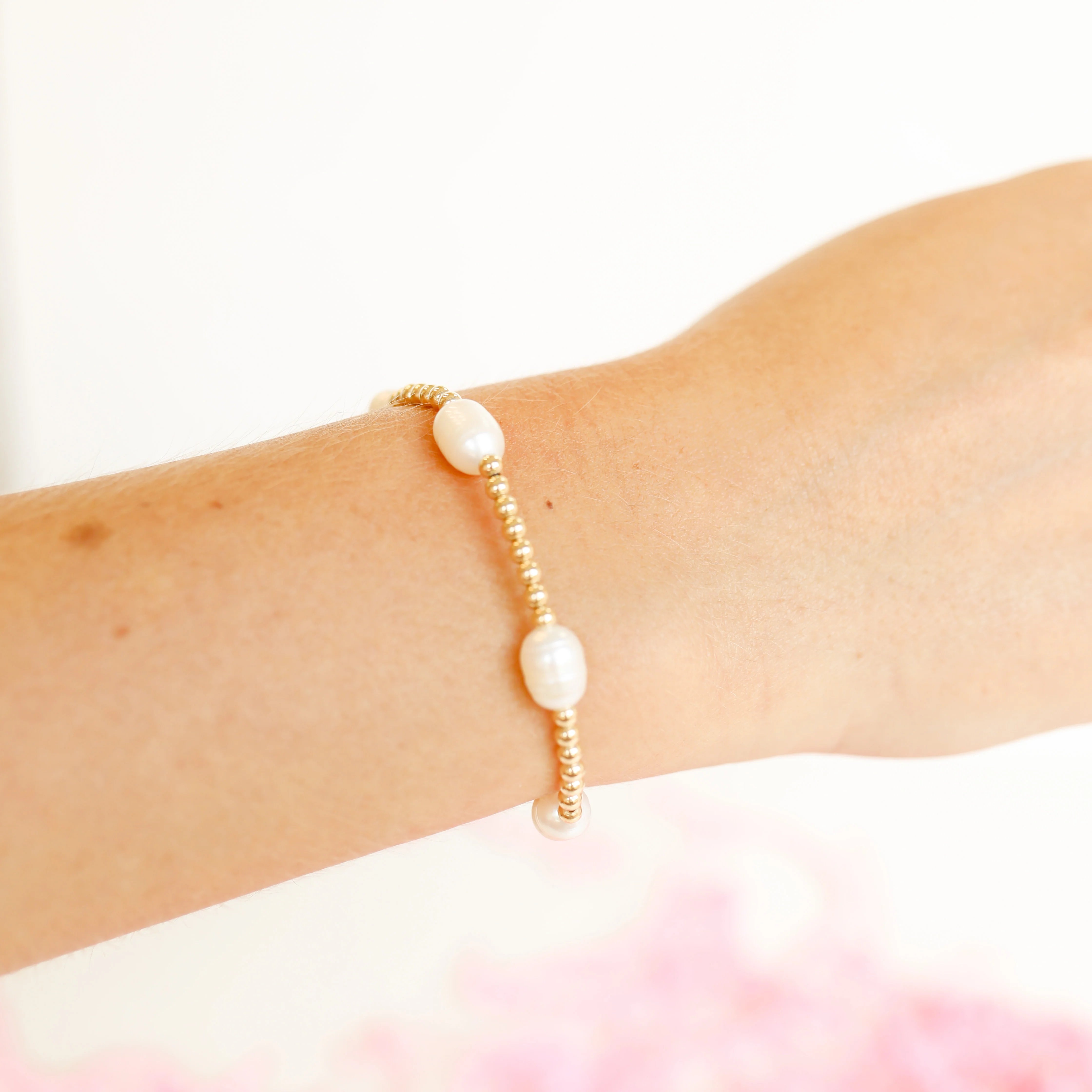 Beaded Blondes | Poppi Pearl Bracelet in Gold - bestdisneylandrvpark